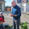 Werner Keller hat den Kindern vom Gückernest den Baum des Jahres, die Roteiche, vorgestellt.