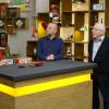 Der Experte Detlev Kümmel (links) begutachtet mit Horst Lichter das Spielzeugauto von Willi Zink (2. von rechts), der von seiner Tochter Sabine Szumilas begleitet wurde.