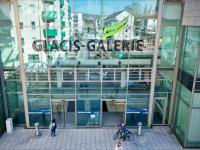 Die Glacis-Galerie in Neu-Ulm ist das größte Einkaufscenter in der Region. Auf über 27.000 Quadratmetern Verkaufsfläche flanieren täglich über 13.000 Menschen.