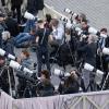 Auf dem Petersplatz warten Journalistinnen und Journalisten gespannt auf das erste Rauchzeichen aus der Sixtinischen Kapelle. Auf dem Petersplatz warten Journalistinnen und Journalisten gespannt auf das erste Rauchzeichen aus der Sixtinischen Kapelle.