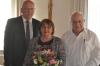 Ablösung im Gemeinderat Pfarrweisach: Klaus Dünisch aus Junkersdorf (rechts) ist auf eigenem Wunsch aus dem Gremium ausgeschieden. Für ihn rückt Ellen Raithel (Mitte) aus Pfarrweisach nach. Bürgermeister Markus Oppelt verabschiedete Dünisch und vereidigte Raithel.