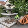 Bauhofmitarbeiter Marco Reiher säubert den Dorfbrunnen von Sulzfeld, der nach jahrelangem Stillstand wieder aktiviert werden soll. 