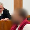 Der Angeklagte spricht mit seinem Verteidiger Marcus Mauermann.