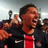 PSG-Kapitän Marquinhos jubelt mit den Fans. PSG-Kapitän Marquinhos jubelt mit den Fans.