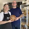 Tanja Simon und ihr Mann Manuel im Verkaufsraum ihrer Bäckerei in Gräfendorf.