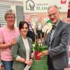 Sozialstation-Vorsitzender Bernhard Rösch freute sich über die erfolgreiche Fortbildung von Jasmin Schwenkert (Mitte). Der sympathischen Tagesstättenleiterin gratulierte auch stv. Pflegedienstleiterin Christine Reinhart.
