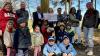 Die Spendenübergabe mit (von links): Jana Kießling (Kindergartenleitung), Hagen Strohmenger und Jürgen Lippert (Musikkapelle Seifriedsburg) sowie Elternbeirat und Kindern des Kindergartens Seifriedsburg.