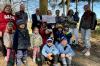Die Spendenübergabe mit (von links): Jana Kießling (Kindergartenleitung), Hagen Strohmenger und Jürgen Lippert (Musikkapelle Seifriedsburg) sowie Elternbeirat und Kindern des Kindergartens Seifriedsburg.