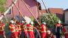 Beim Aufstellen des Maibaums war viel Geschick und Muskelkraft geplant. Die Freiwillige Feuerwehr meisterte die Aufgabe mit Bravour.