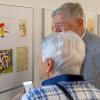 Besucher bei der Betrachtung der Werke in der Paul Maar-Ausstellung in der Kunsthalle Schweinfurt.