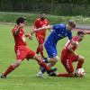 Kann sich Julius Rödl (in blau) wie in dieser Szene auch mit seinem Team vom FC 06 Bad Kissingen durchsetzen und denn knappen Vorsprung vor dem 1. FC Sand ins Ziel retten. Beim TSV Trappstadt wird es sicherlich nicht einfach werden.