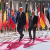 Bundeskanzler Friedrich Merz geht  neben dem Präsidenten des Europäischen Rates, Antonio Costa,  bei seinem Antrittsbesuch in Brüssel.