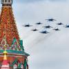 Flugzeuge fliegen in Formation während einer großen Parade anlässlich des 80. Jahrestages des Sieges in Russland.