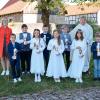 Diese Kinder empfingen in Salz die erste Heilige Kommunion. Hinten von links: Gemeindereferentin Gisela Schuhmann, Luca Di Meo, Julian Geis, Julius Hartmann und Pfarrer Andreas Hutzler. Vorne von links: Daniel Benkert, Nele Ortmann, Aurelia Berkes, Paulina Schüler und Jakob Derleth.