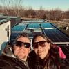 Alex und Ela Schaurich wollen auf Weltreise gehen. Im Hintergrund ist das Dach ihres Offroad-Trucks zu sehen, auf dem eine PV-Anlage installiert ist.
