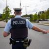Polizisten führen an der deutsch-polnischen Grenze im Kreis Vorpommern-Greifswald Kontrollen durch. Polizisten führen an der deutsch-polnischen Grenze im Kreis Vorpommern-Greifswald Kontrollen durch.