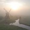 Die Windmühle Wynhamster Kolk steht im Nebel in Ditzum in Niedersachsen.