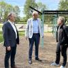 In Bad Königshofen war der Landtagsabgeordnete der Freien Wähler, Thomas Zöller (Mitte), zu Gast. Er ließ sich von Bürgermeister Thomas Helbling (links) und Stadt- und Kreisrat Frank Helmerich, dem Ideengeber der Förderung, die Planungen für die Neugestaltung der Freizeitanlage „Brügel“ in Bad Königshofen erläutern.