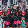 Deutschands Spieler um Kapitän Moritz Seider (M.) wollen live im Free-TV und Stream die Fans bei der Eishockey-WM 2025 wieder mitreißen. Deutschands Spieler um Kapitän Moritz Seider (M.) wollen live im Free-TV und Stream die Fans bei der Eishockey-WM 2025 wieder mitreißen.