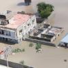 Überschwemmungen in Somalia: Blick auf Häuser, die nach einem schweren Regenguss von Hochwasser umgeben sind.