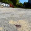 Ein Blutfleck auf dem Asphalt am Tatort lässt erahnen, was sich hier abgespielt haben könnte Ein Blutfleck auf dem Asphalt am Tatort lässt erahnen, was sich hier abgespielt haben könnte