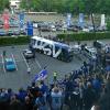Schon bei der Ankunft am Volksparkstadion von den Fans gefeiert: die HSV-Spieler im Mannschaftsbus. Schon bei der Ankunft am Volksparkstadion von den Fans gefeiert: die HSV-Spieler im Mannschaftsbus.