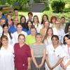 69 Neu- und Wiedereinstellungen gab es seit Januar am St.-Josef-Krankenhaus in Schweinfurt. Dr. Frank Wellmann, Manager des  Kooperationspartners Sana Kliniken AG (vorne links), begrüßte einen Teil der Rückkehrer und Neuen gemeinsam mit (hinten von rechts) Chefarzt Dr. Wolfgang Menger und  Krankenhausdirektor Norbert Jäger.