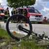 Ein Radfahrer ist bei Siegsdorf in Oberbayern gestürzt, Passanten fanden den Mann auf der Straße liegend. Doch jede Hilfe kam zu spät.