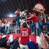Thomas Müller feiert mit den Fans. Thomas Müller feiert mit den Fans.