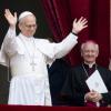 Erstes Mittagsgebet von Papst Leo XIV.: Papst Leo XIV. (l) steht auf dem Mittelbalkon des Petersdoms bei seinem ersten Sonntagssegen. Vom Balkon des Petersdoms spricht der erste Pontifex aus den USA, der bisherige Kardinal Robert Francis Prevost, das sonntägliche Mittagsgebet Regina Coeli.