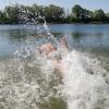 Wetter in Baden-Württemberg: Ein Mann springt im Sonnenschein in den sechzehn Grad warmen Schwarzachtalsee.