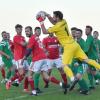 Wieder einmal hat sich Untererthals Keeper Philipp Schmidt das Leder gekrallt und wurde samt seiner Teamkollegen zum Party-Crasher für den SV Rödelmaier (rote Trikots).