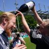 HSV-Trainer Marwin Bolz erhält nach dem Schlusspfiff eine Bierdusche.