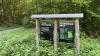 Eine Infotafel entlang der Erlebniswege im Irtenberger Naturwald.