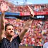 Xabi Alonso wird trotz einer Niederlage im letzten Heimspiel von den Fans gefeiert.