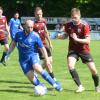 Ardit Bytyqi (vorne links), der Spielmacher des TSV Lohr, entzieht sich seinen Großheubacher Bewachern Thomas Knapp (Mitte) und Laurids Behr (rechts).