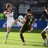Eintracht Frankfurt um Arthur Theate (l) und der FC St. Pauli mit Manolis Saliakas lieferten sich eine wilde Anfangsphase.
