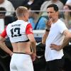 Auf Eintracht Frankfurt um Coach Dino Toppmöller (r) wartet am kommenden Samstag ein Showdown um die Champions-League-Qualifikation.