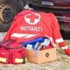 Neben dem Notarzt rückten auch zwei Rettungswagen an, als sich beim Spielen in Münster in Tirol drei Kinder und eine Mutter verletzt hatten.