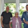 Die Jubilarin Frieda Müller (Mitte) freute sich über die Glückwünsche von Knetzgaus Bürgermeister Stefan Paulus (links) und dem stellvertretenden Landrat Michael Ziegler (rechts).