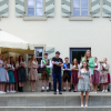 Die Krönung der neuen Weinprinzessin Anna Stephan durch die ebenfalls neue Weinkönigin Antonia Kraiß, flankiert von 14 Prinzessinnen und zwei Prinzen sowie Wolfgang Körner, links und Bürgermeister Roland Schmitt, hinten zweiter von rechts und Artur Steinmann, hinten rechts die fränkische Weinkönigin.