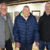 Bergbilder in Vils präsentieren (von links) Reinhold Schrettl, Vorsitzender des Kulturvereins VilsArt, der Künstler Josef Stich sowie Ausstellungsmacher und Laudator Andreas Lesti.