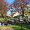 Auf Picknickdecken und Bierbänken saßen die Gottesdienstbesucher am Spielplatz.