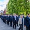 Die Feuerwehren ziehen gemeinsam zum Gottesdienst.