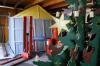 Dekoration und Hütten für den Weihnachtsmarkt füllen im Himmelstadter Bauhof fast eine ganze Halle.