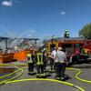 Feuerwehrleute löschen einen Brand in einem Entsorgungsbetrieb.
