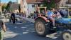 Spieler der 1. Mannschaft des TSV Rottenbauer brachten den Maibaum zum Aufstellplatz.