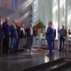 Die neuen Feldgeschworenen werden in der Kirche von Landrat Thomas Bold vereidigt.