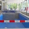 Das Schwimmbad in Marktheidenfeld war jahrelang geschlossen und wird demnächst wieder eröffnen. Derzeit reinigen die Mitarbeitenden die Abflüsse im Thermenbereich und untersuchen sie auf Schäden.