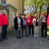 Unsere kleine Wandergruppe beim Start von der Talkirche.